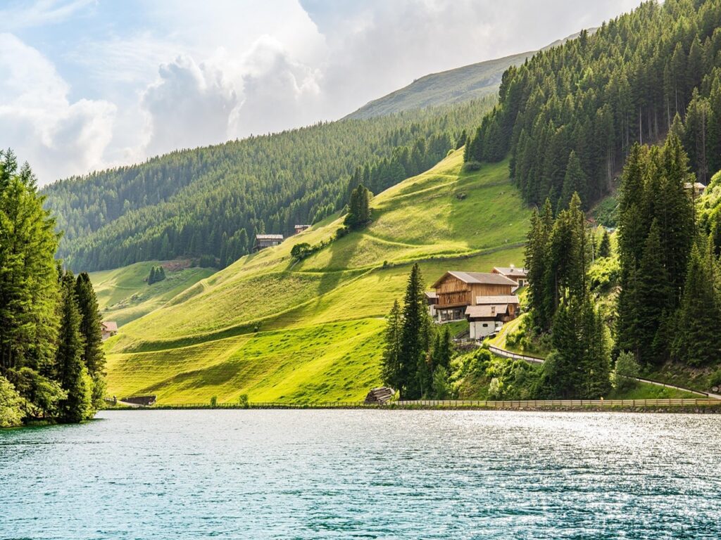 lake-8847415_1280